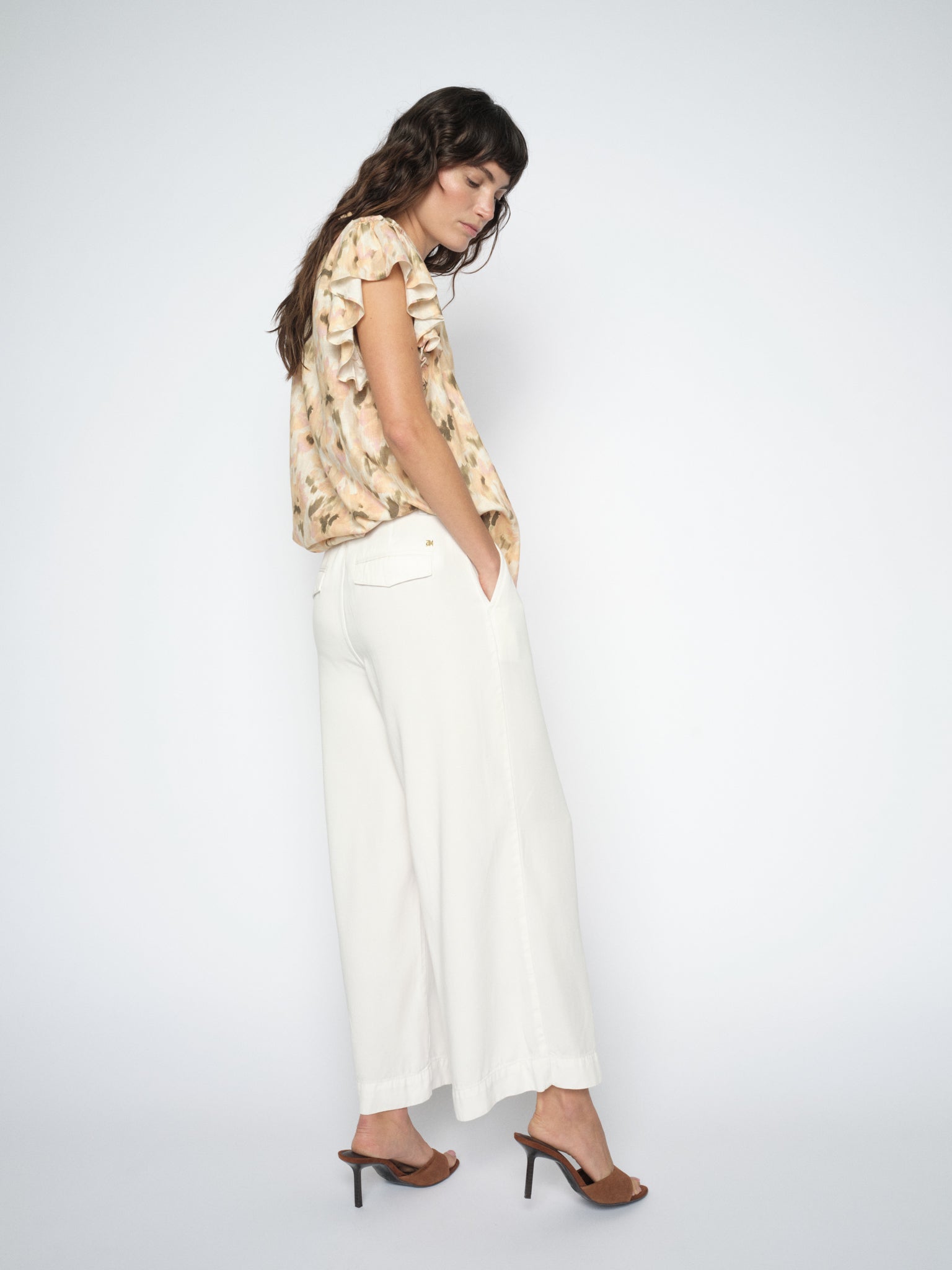 Modelshot / White / Detail